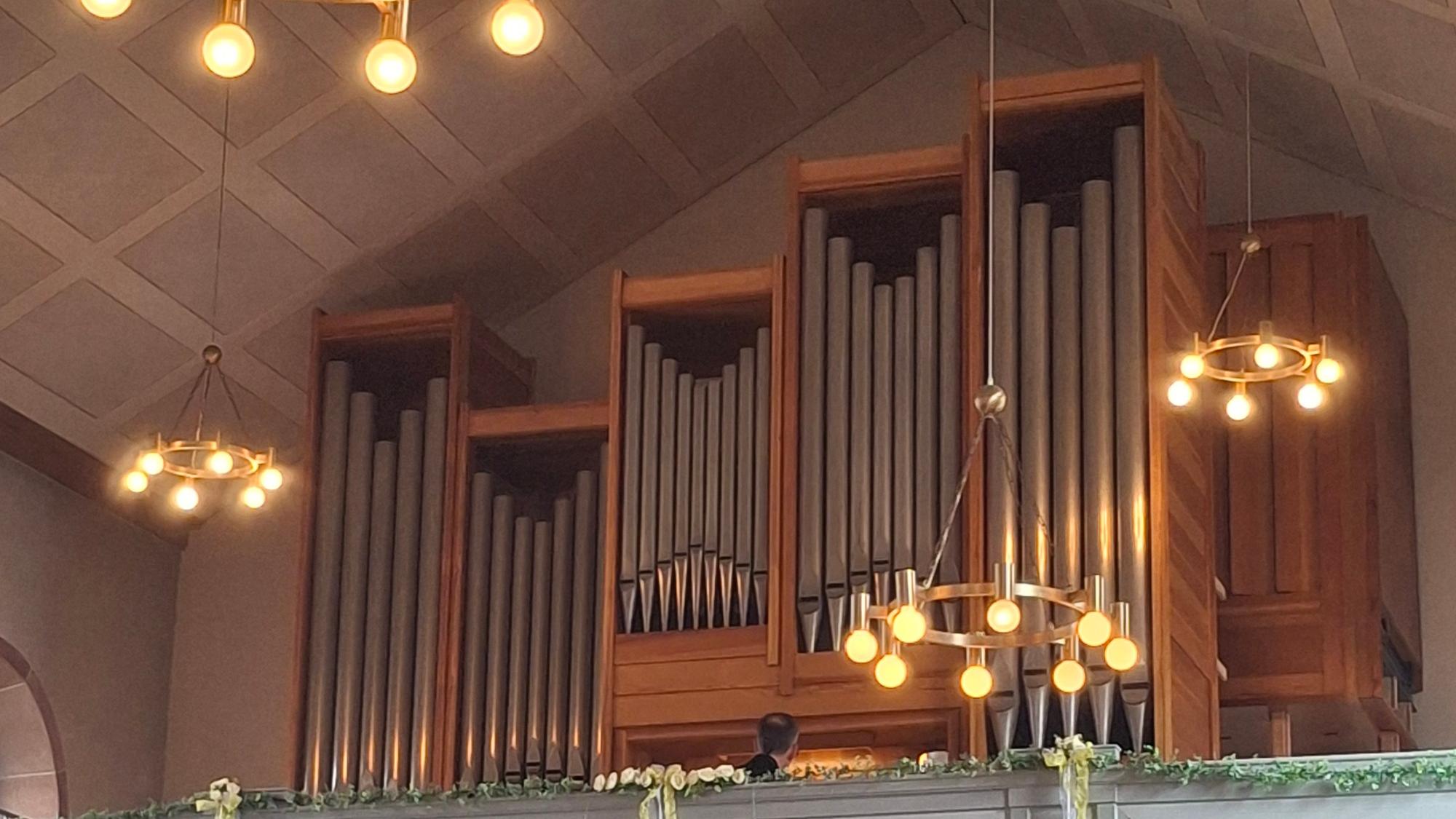 Die neue Orgel auf der Empore in der Kirche