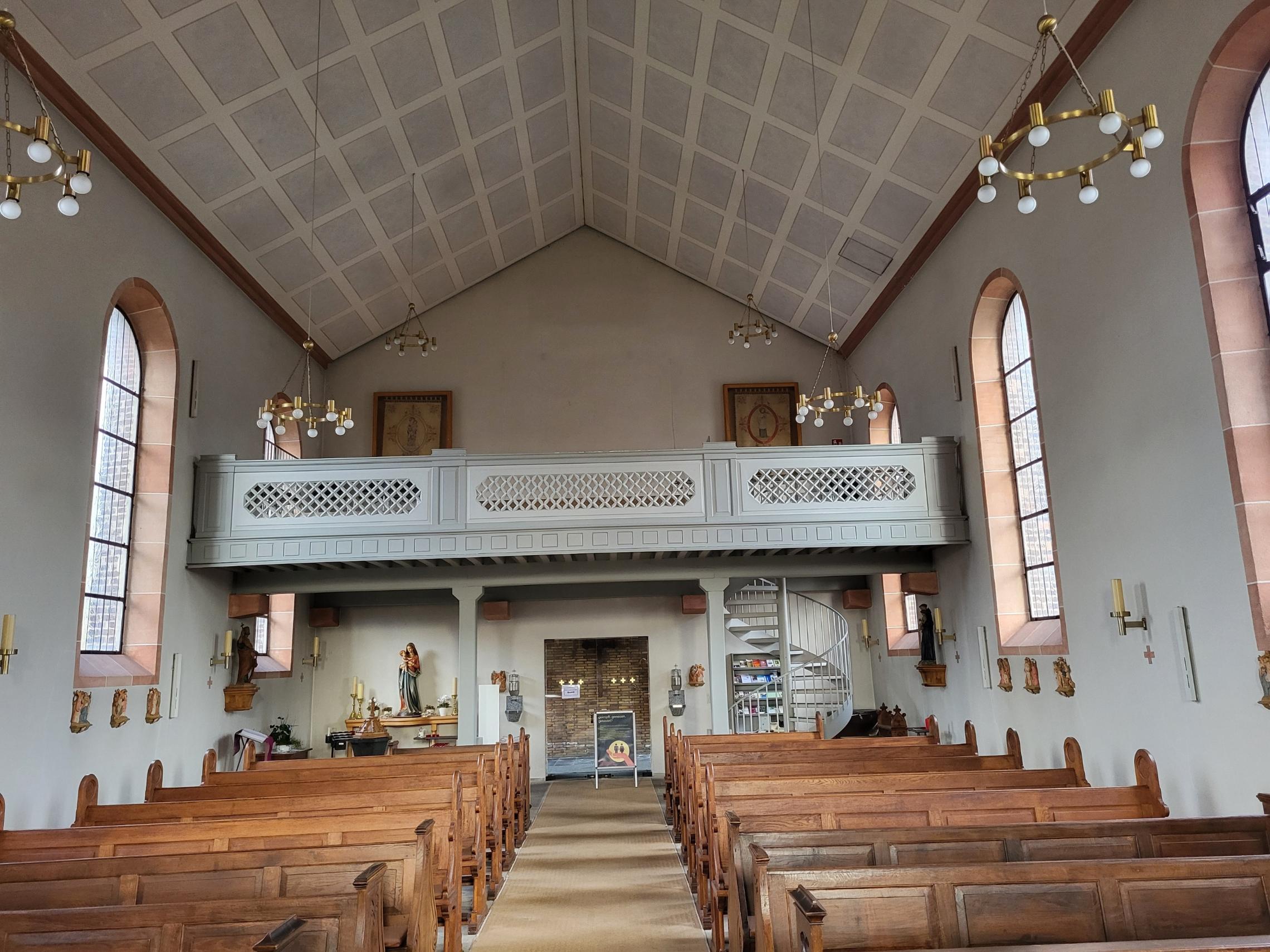 Die Kirche in St. Aloysius ohne Orgel