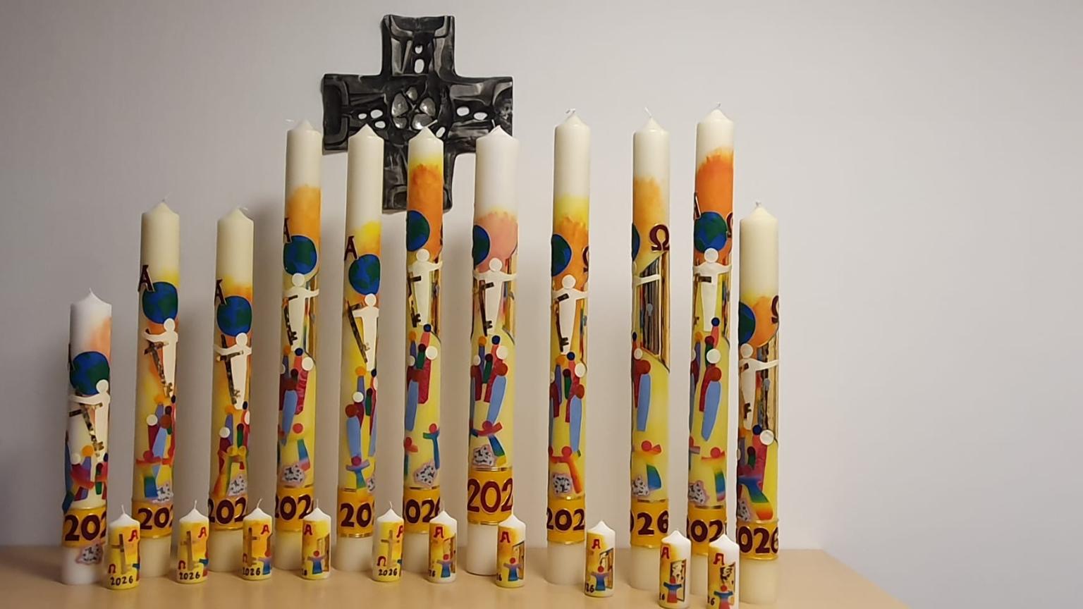 Die Osterkerzen stehen nebeneinander aufgereiht