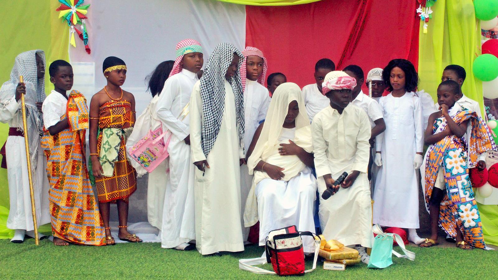 Kinder aus der Schule stellen eine Krippenszene dar - Maria mit Kind, Josef, Hirten, Könige