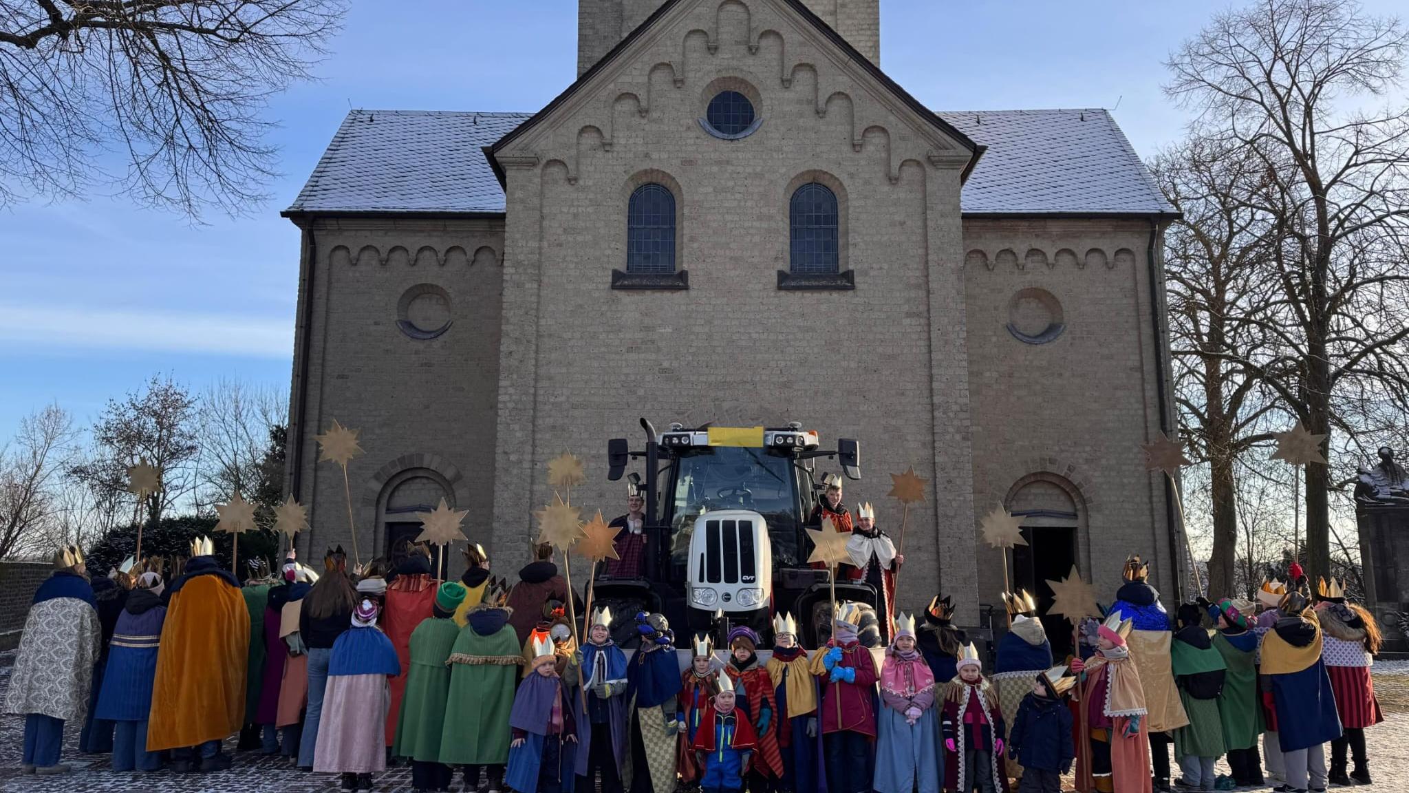 Sternsinger vor der Kirche St. Odilia