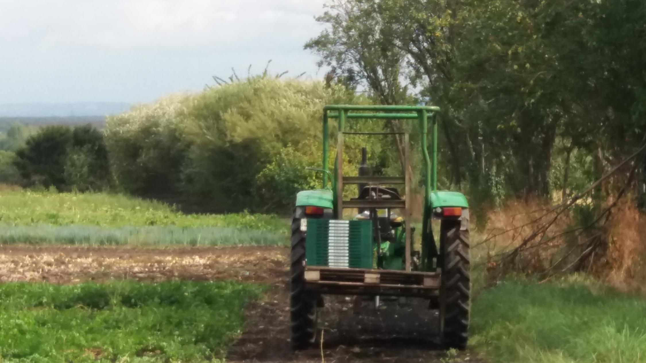 Traktor auf einem Feldweg_Erzbistum Köln (c)Andrea Beckers_Frei mit Nennung Copyright