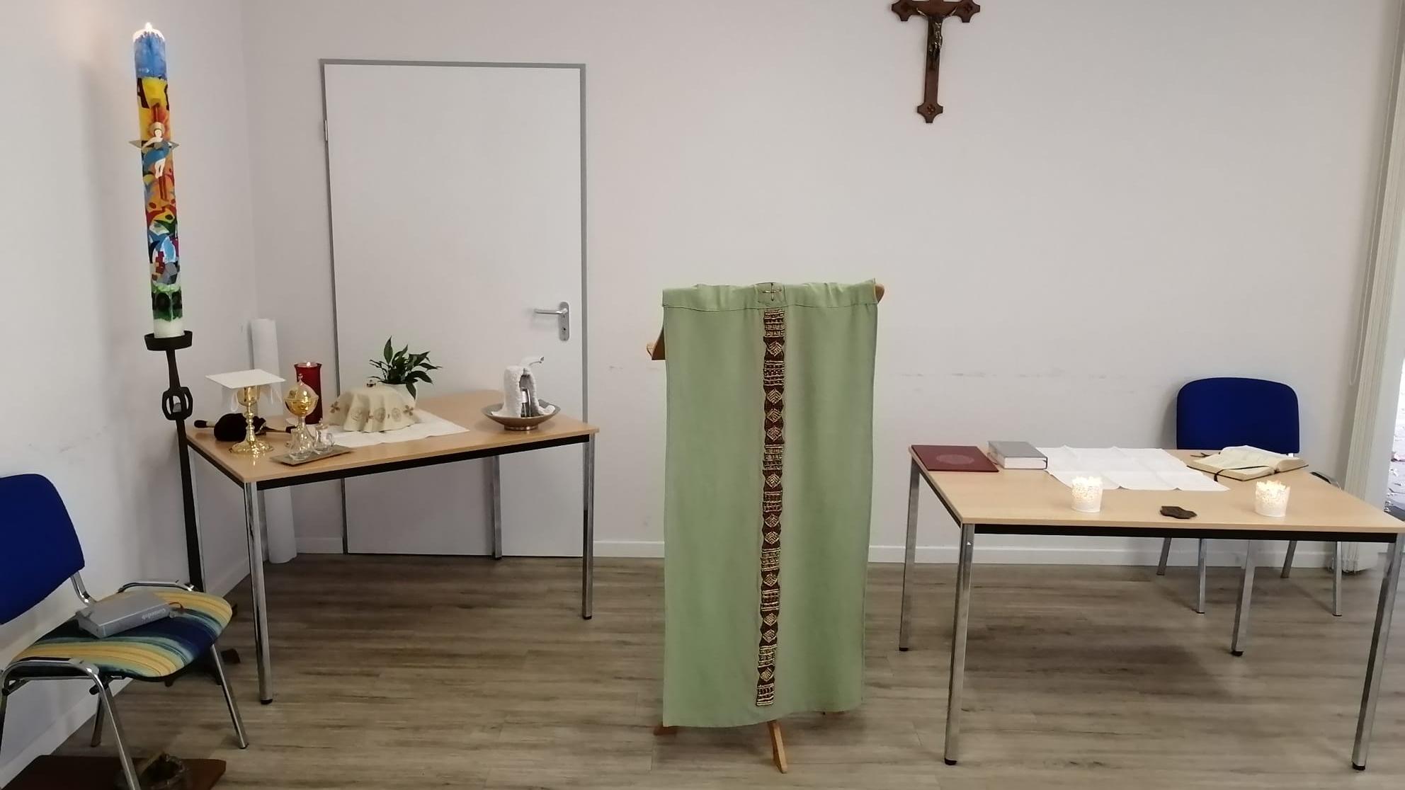Tisch für den Gottesdienst ist aufgebaut